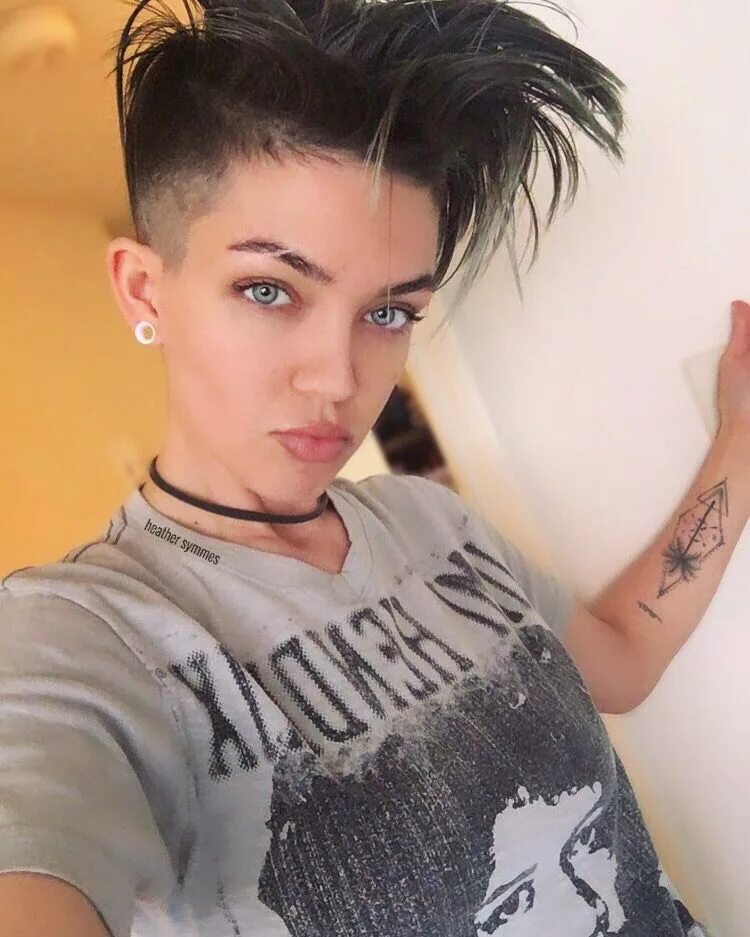 Прическа тамбой женская Heather Symmes. womens short hair cut. fade. undercut. tomboy. Faux Hawk. Short 