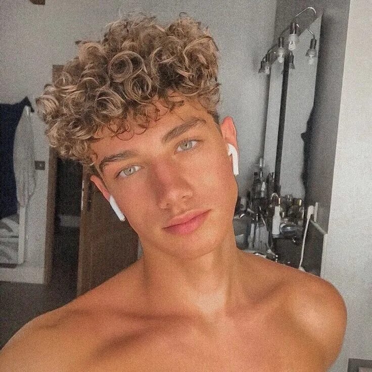 Прическа тик ток мужская green eyes and curly hair Moda capelli uomo, Uomini di capelli ricci, Capelli uo