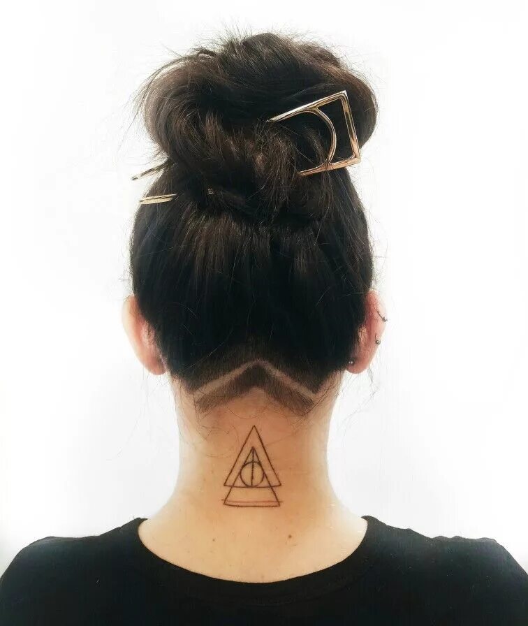 Прическа треугольник Undercut Shaved design by @kolorbykelly Стрижка затылка, Прически для коротких в