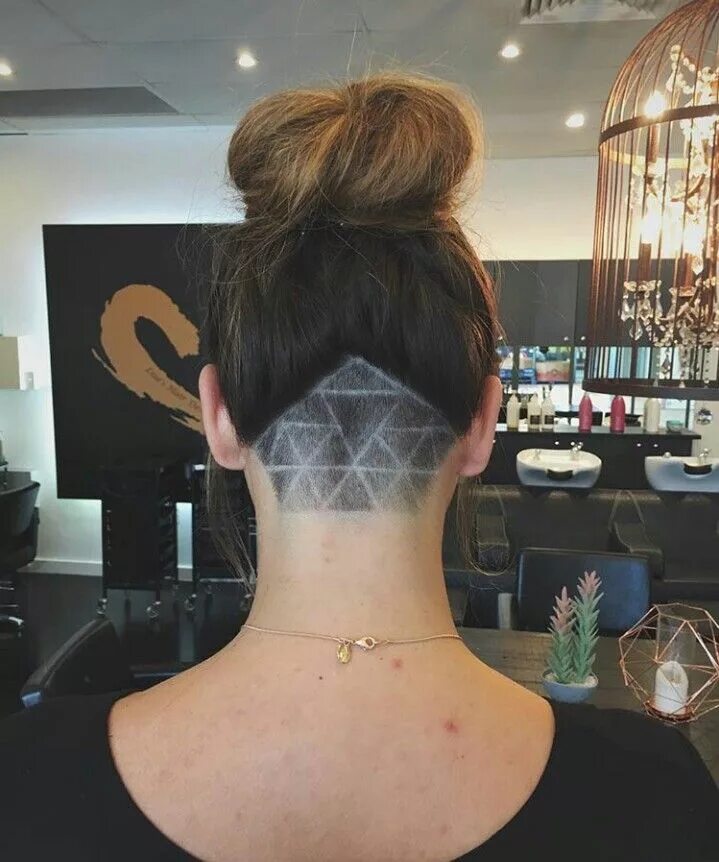 Прическа треугольником женская Triangle hair tattoo Hair tattoos, Triangle hair, Hair tattoo designs