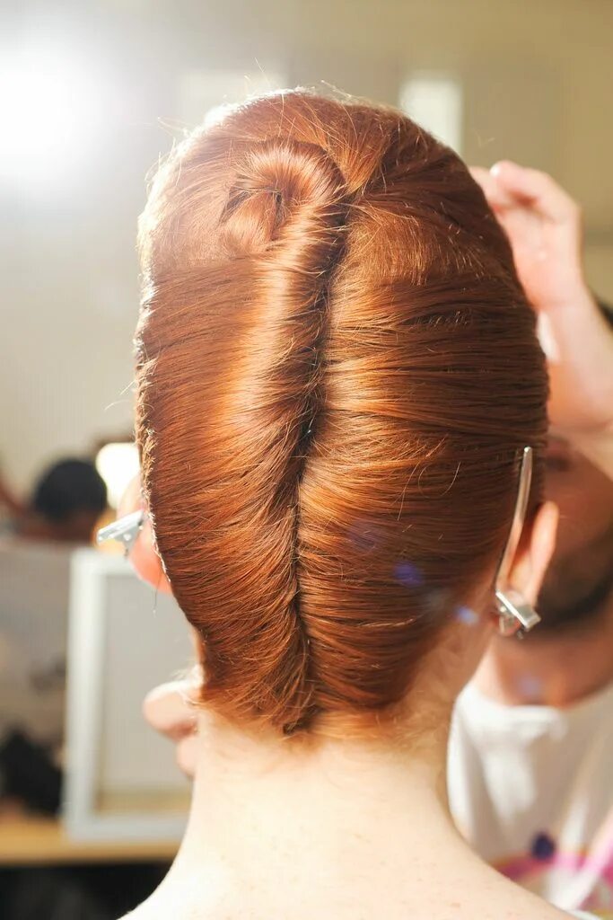 Прическа улитка на средние Runway Rochas Spring-Summer 2012 in 2023 French twist hair, Hairdo for long hair