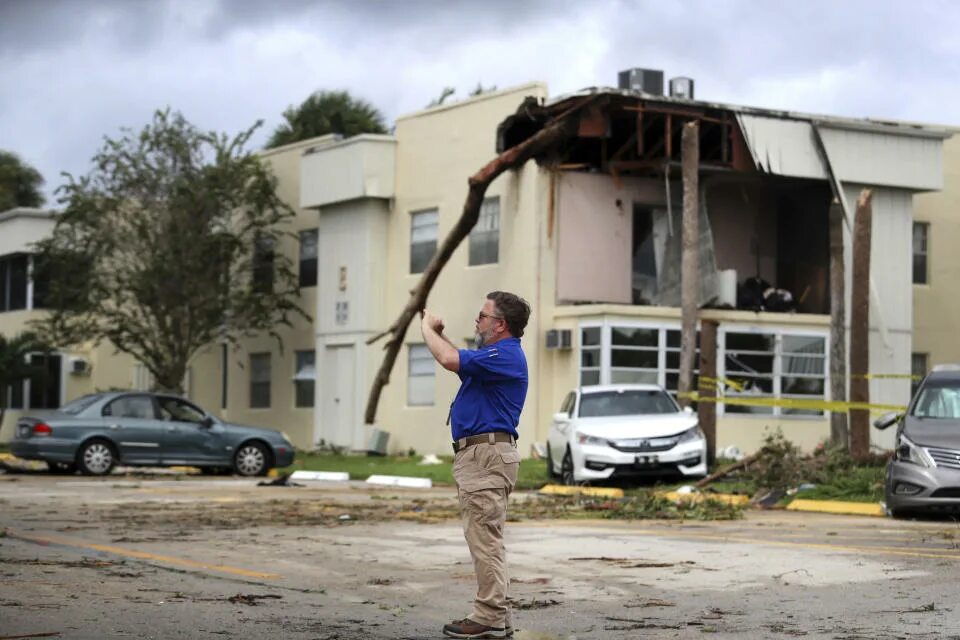 Прическа урагана Ian swamps southwest Florida, trapping people in homes