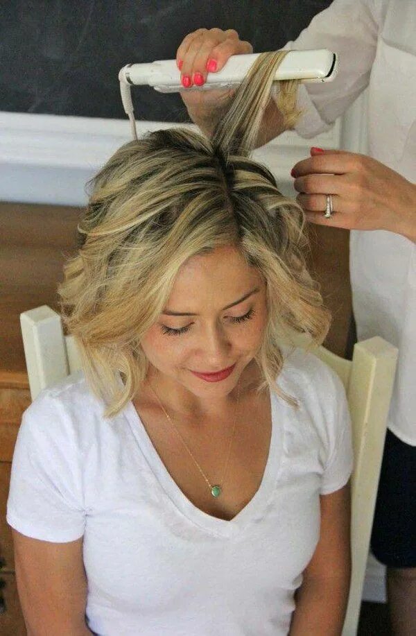 Прическа утюжком на короткие волосы We Know How to Do It on Twitter Short hair waves, Hair waves, Beach waves for sh