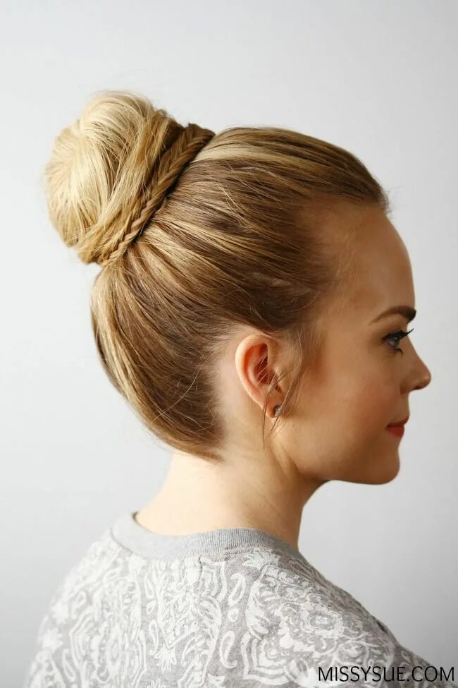 Прическа узел женская Fishtail Embellished Top Knot MISSY SUE Everyday hairstyles, Top knot, Blonde up