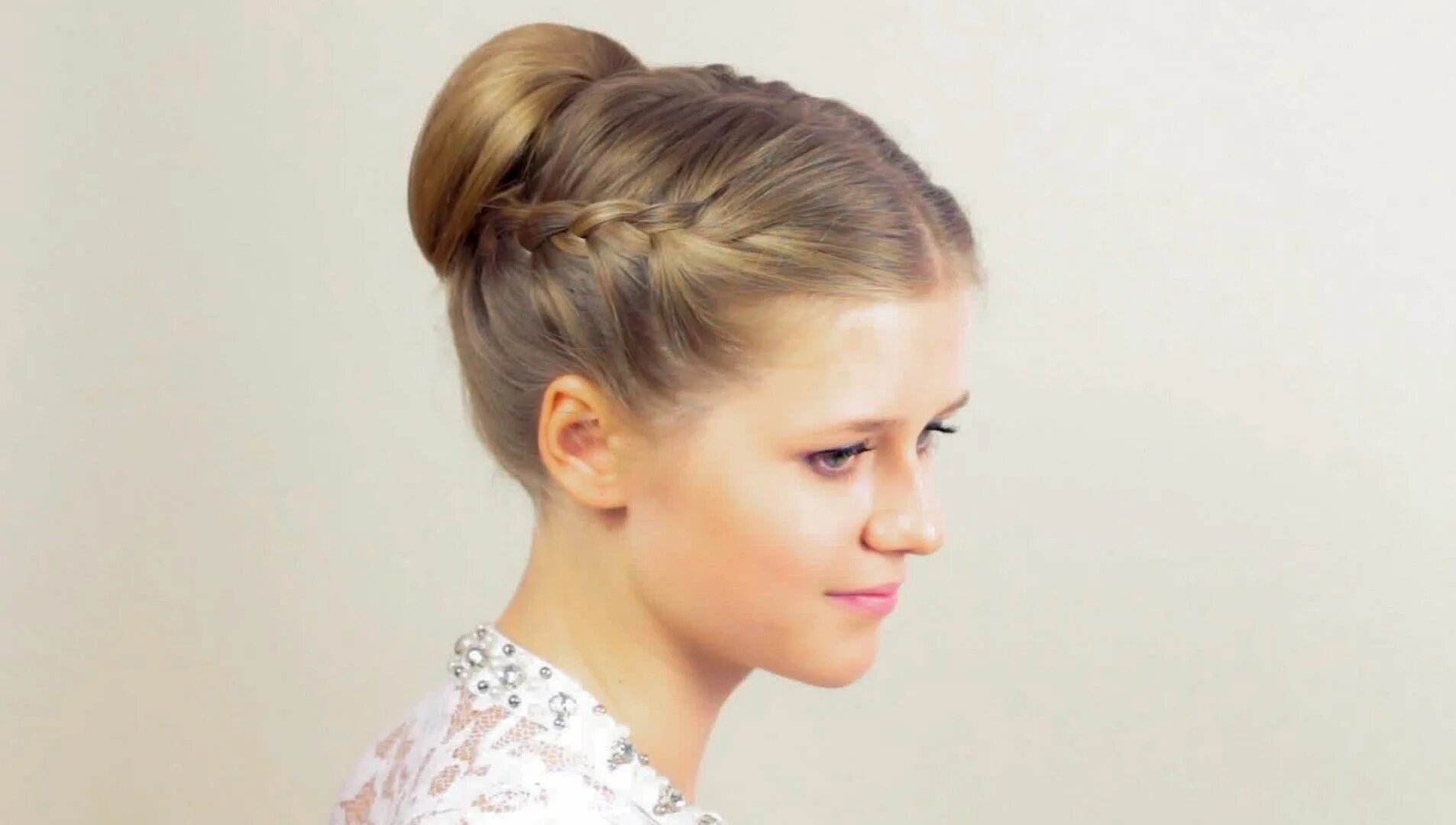 Прическа в четверг в школу Bun (hairstyle) wallpaper Bun hairstyles, Braided bun hairstyles, Braided hairst