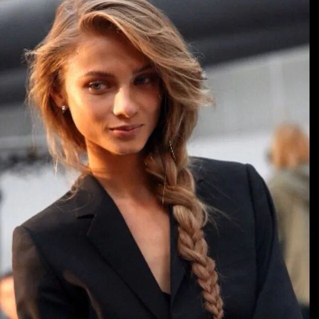 Прическа в дорогу на длинные волосы Side braid Office hairstyles, Beautiful hair, Long hair styles