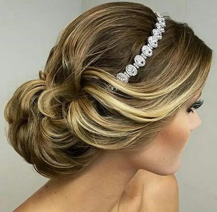 Прическа в греческом стиле на средние волосы Pin by Rutilene Mariano on PENTEADOS Hair clothes, Bridal hair and makeup, Long 