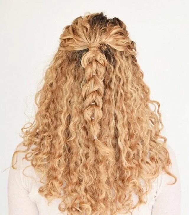 Прическа в школу на кудрявые волосы 30 Hairstyles for Curly Hair That Are Simple and Chic Curly hair styles, Curly h