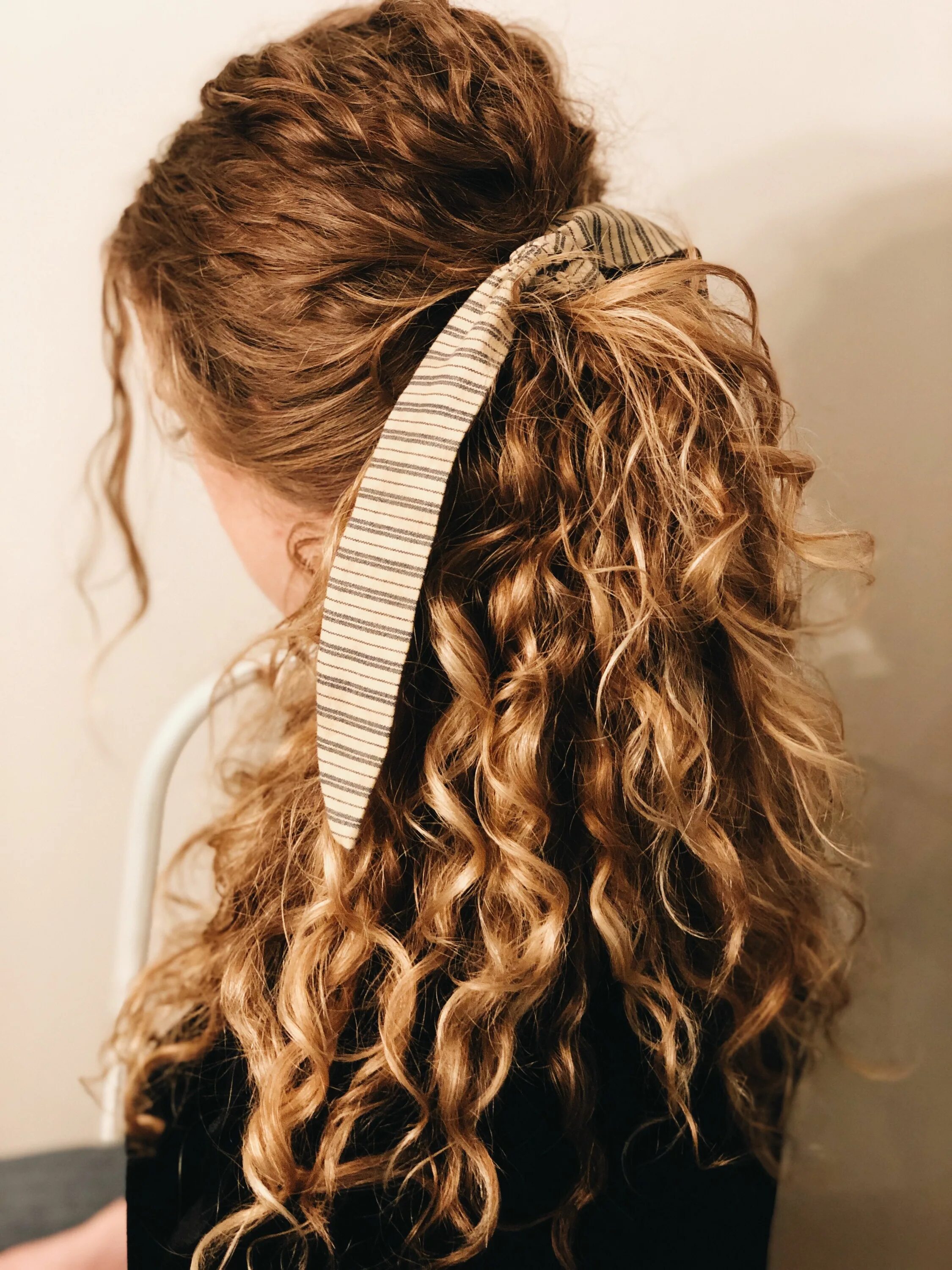 Прическа в школу на кудрявые волосы Hair Scarf Ponytail Long curly hair, Scarf hairstyles, Pretty hairstyles