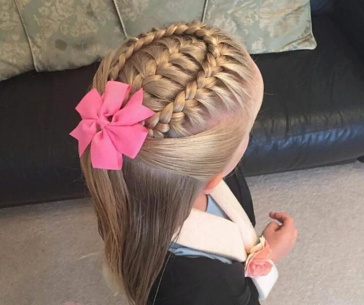 Прическа в школу на праздник Pin by Ольга Криворотова on Косоплетство и прически Hair styles, Little girl hai