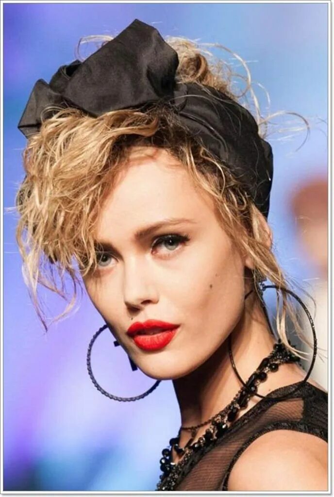 Прическа в стиле 90 х 68 Totally 80s Hairstyles Making a Big Comeback Peinado de los 80, Peinados, Pei