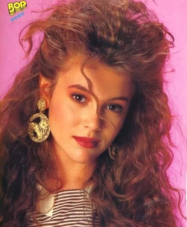 Прическа в стиле 90 на длинные волосы Alyssa Milano: Champion Of '90s Style Alyssa milano, 80s hair and makeup, 1980s 