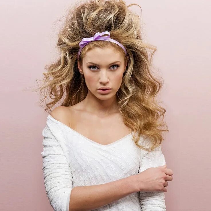 Прическа в стиле 90 на длинные волосы Cheveux bouclés, comment se coiffer cet été ? Coiffure mariage cheveux long, Che