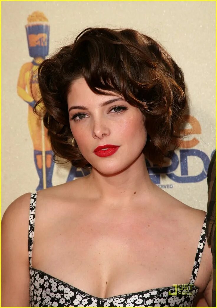 Прическа в стиле 90 на каре ASHLEY GREENE: ASHLEY MUDA O VISUAL DO CABELO VARIAS VEZES !!! Haircuts for curl