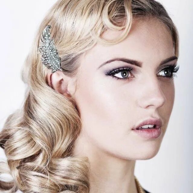 Прическа в стиле чикаго на длинные волосы 13 Fierce Hairstyles To Try This NYE Flapper hair, Gatsby hair, 20s hair