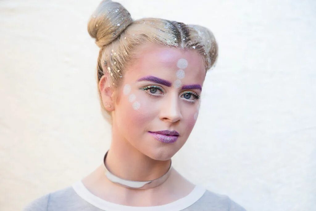 Прическа в стиле космос для девочки DIY: Glitter Roots + Alien Space Buns Halloween Tutorial Glitter roots, Hippie c