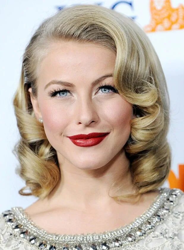 Прическа в стиле на средние Celebrity Makeup: How to Wear Red Lipstick UsWeekly Hollywood hair, Old hollywoo