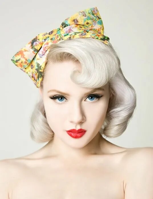 Прическа в стиле ретро на короткие волосы classy hairstyle! wish my dark hair went this platinum Pin up hair, Retro hairst