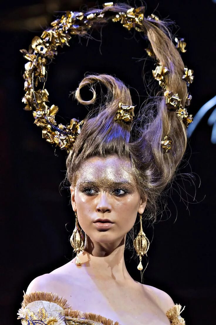 Прическа в театр на каре Guo Pei Spring/Summer 2018 Couture - Detail High fashion hair, Couture hairstyle