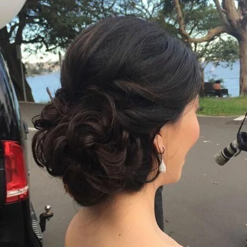 Прическа вечерняя на средние волосы без челки Qunel.com Quince hairstyles, Hairdos for curly hair, Wedding hairstyles for medi