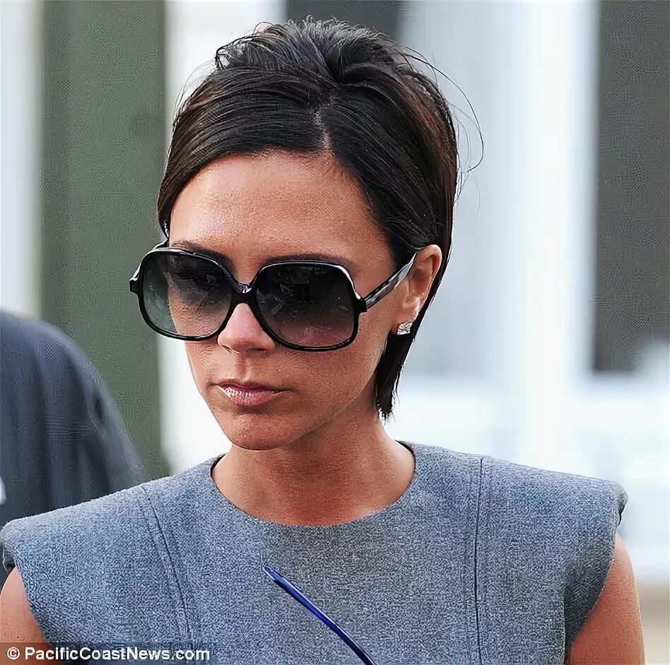 Прическа виктории бекхэм 2024 Victoria Beckham turns 40 Daily Mail Online