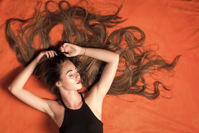 Прическа во сне для женщины Hairdresser, Relax, Sleep. Tired Girl, Fashion, Hair Salon Stock Image - Image o