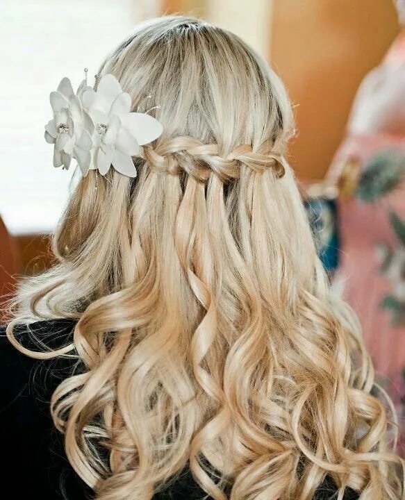 Прическа водопад фото Side Swept Waterfall Braid with Flower Detail Flower girl hairstyles, Braided ha