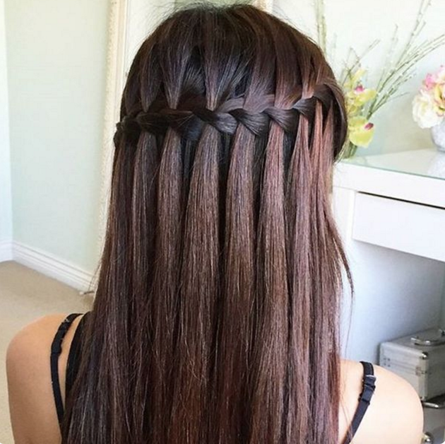 Прическа водопад на длинные волосы для девочки La tresse en cascade Front hair styles, Long hair styles, Hair beauty