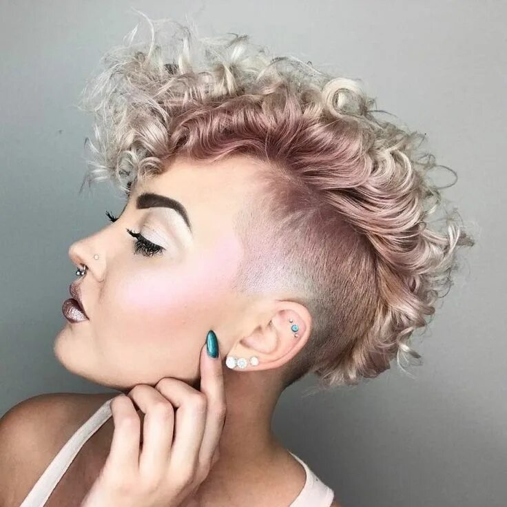 Прическа волнистая женская Short Curly Undercut Hairstyle Half shaved hair, Shaved pixie cut, Short hair un