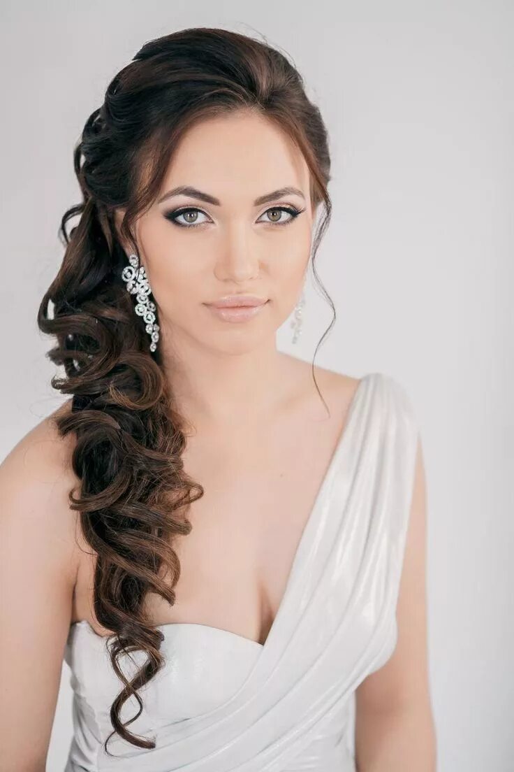 Прическа волосы на бок фото свадебные прически с фатой на средние волосы Peinados hair styles, Wedding hair 