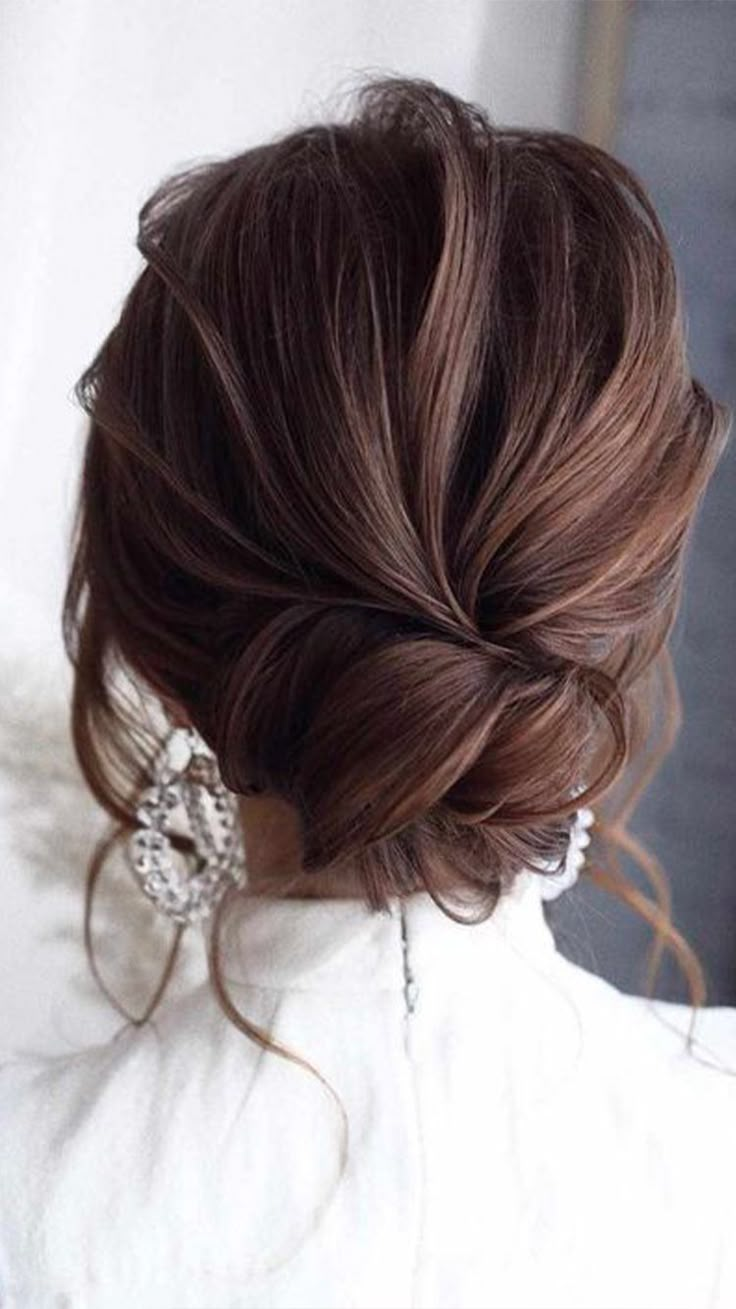 Прическа волосы собраны сзади 5 Simple Holiday Updos That Look Amazing On Curly Hair Long hair styles, Prom ha