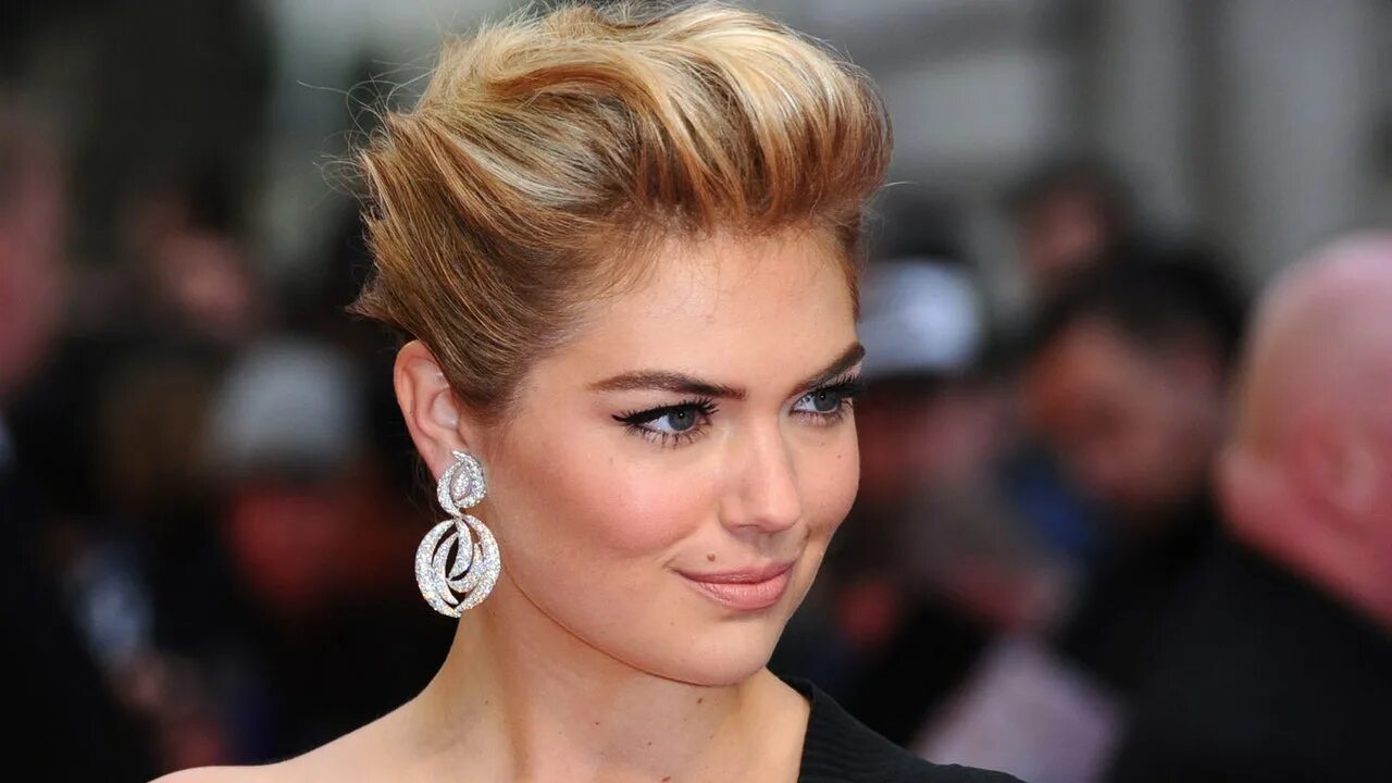 Прическа волосы вверх How Kate Upton Turn This Regular Ol' Bun Hairstyle Into a Retro Glam Updo Glamou