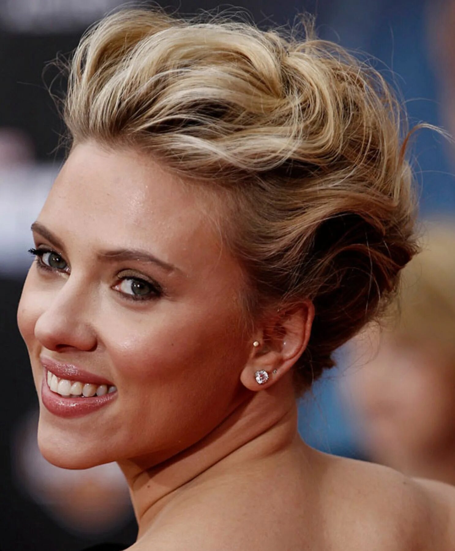 Прическа волосы вверх короткие Scarlett Johansson Short wedding hair, Scarlett johansson hairstyle, Hair up sty