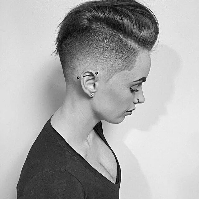 Прическа выбритые виски длинная челка BuzzCutFeed ™ on Instagram: "Super Fresh Taper Fade Pixie Hawk Thanks @mikeyyyyy