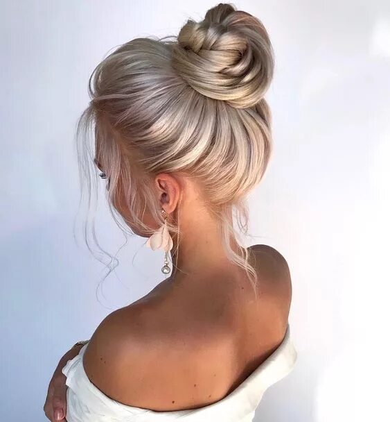 Прическа высокий пучок на длинные седые волосы 2019 Messy Bun Models #Bun #Messy #models Messy hairstyles, Bun hairstyles, Hair