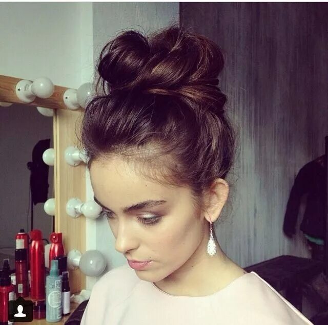 Прическа высокий пучок на длинные волосы Lalala Top knot hairstyles, Hair styles, Curly hair styles