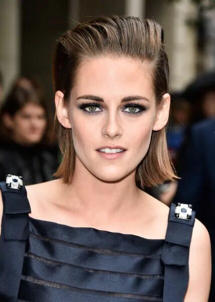 Прическа зачес назад женская на средние Kristen Stewart’s Beauty Evolution from 'Twilight' to Now StyleCaster in 2020 Kr