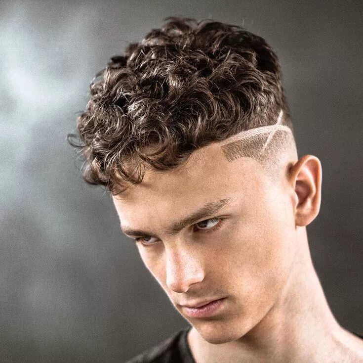 Прическа завитушка мужская Crop sur cheveux bouclés + Raie Créative - Coupe de cheveux homme Cheveux homme,