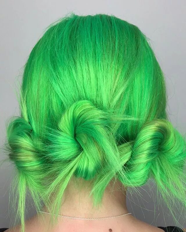 Прическа зеленые волосы See the latest #hairstyles on our tumblr! It's awsome. Neon green hair, Green ha