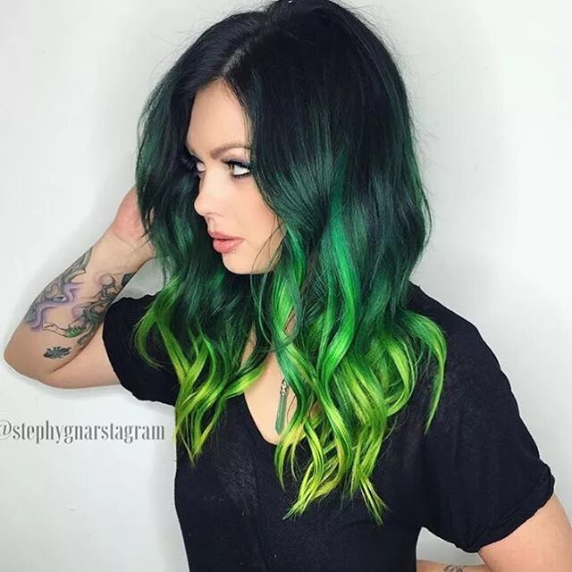 Прическа зеленые волосы Hairstyles on Instagram: "Double tap if you like green hair @stephygnarstagram #