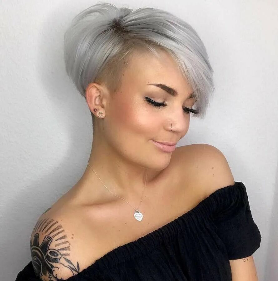 Прическа женская ассиметрия Short Hairstyles 2018 Short silver hair, Short hair styles, Silver hair short