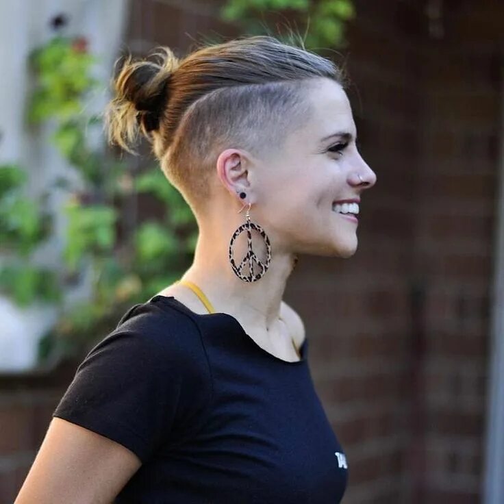 Прическа женская бока сбривать #undercutbun hashtag on Instagram * Photos and Videos Undercut hairstyles women,