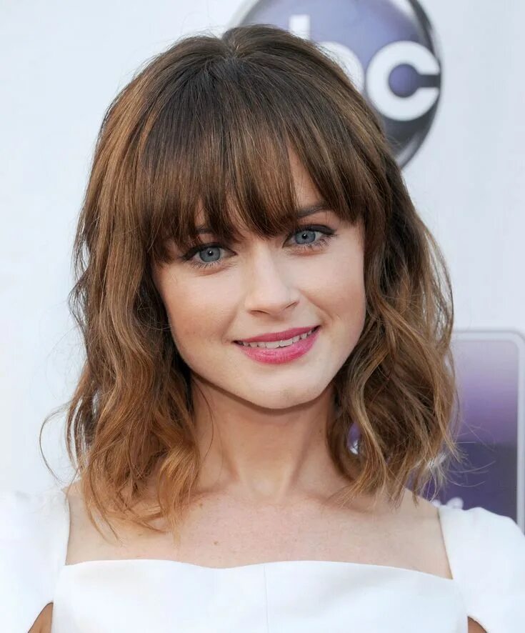 Прическа женская до плеч с челкой These 40 Celeb Hairstyles Prove That Anyone Can Rock Bangs Hairstyles with bangs