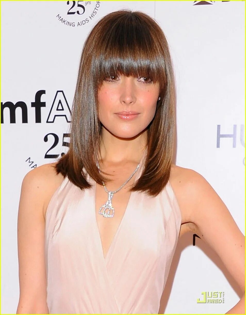 Прическа женская до плеч с челкой Rose Byrne - multidimensional brunette with straight across bangs Hair cuts, Ova