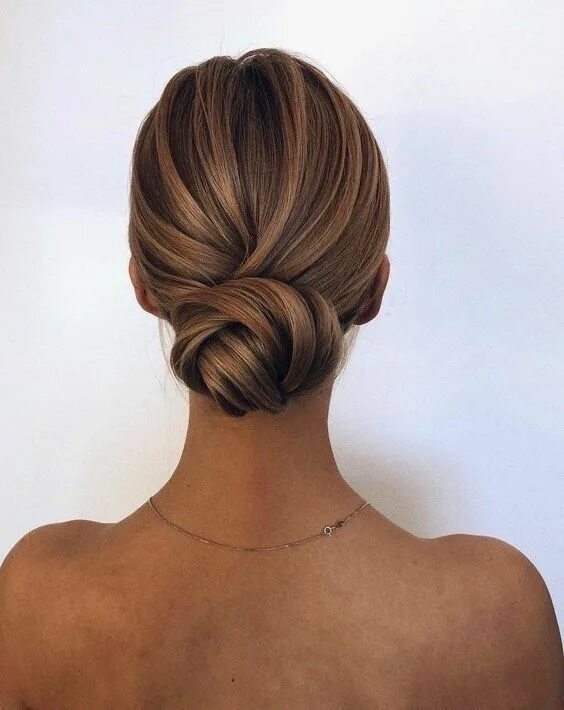 Прическа женская низкий пучок Hairstyles & Beauty Lange kapsels, Half lang haar, Haarstijlen krullend haar