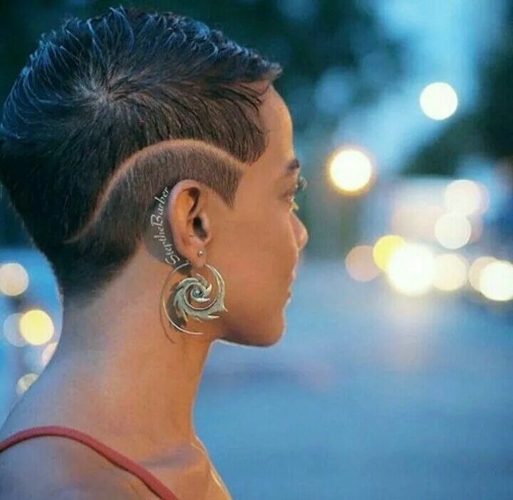 Прическа женский полосками Pin on undercut to perfection Short hair designs, Shaved hair designs, Short nat