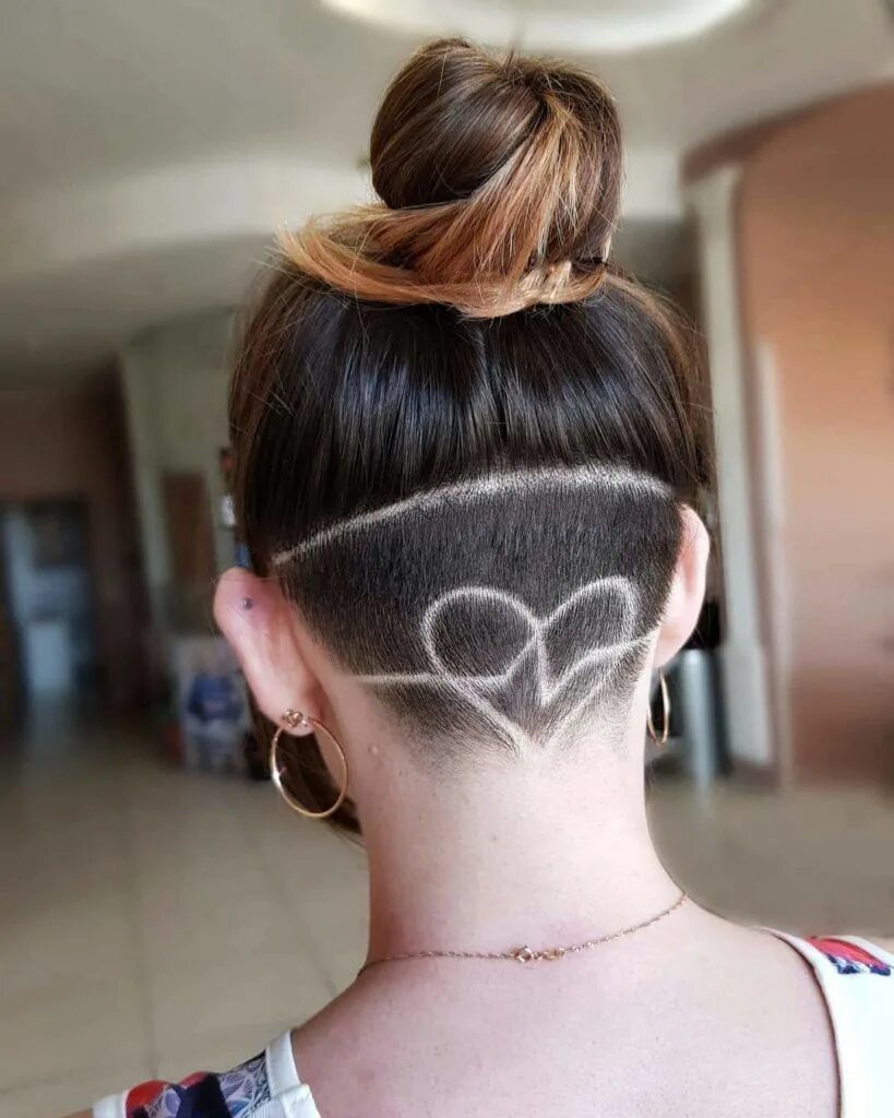 Прическа женский полосками Pin by Farkas Zsuzsi on Haj Female undercut long hair, Undercut long hair, Shave