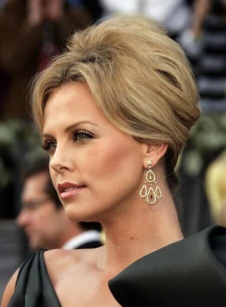 Прическа женский вечерний короткий Charlize Theron Hair styles, Charlize theron hair, 70s hairstyles for long hair