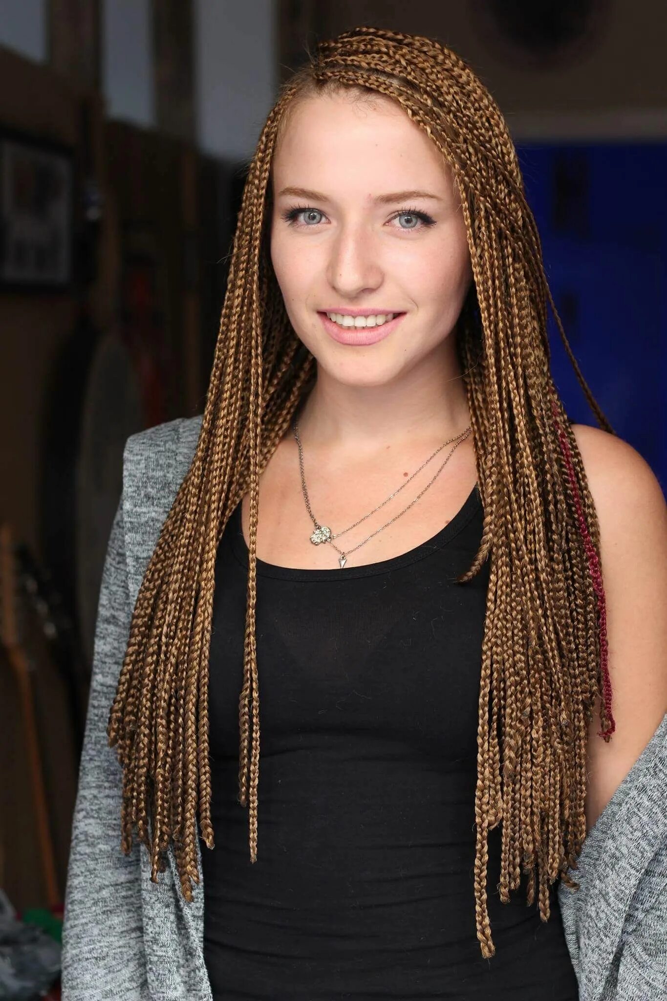 Прическа зизи фото Pinterest White girl braids, Box braids styling, Hair styles