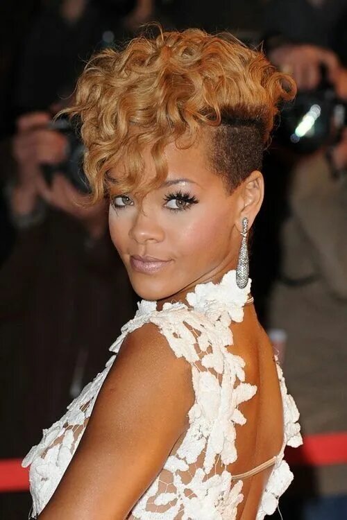 Прическа звезда фото Throwback Rih Rih Hairdo - Black Hair Information Community Rihanna hairstyles, 